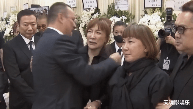 李玟丧礼姐姐失控！粉丝举牌怒斥Bruce渣男，甄妮证实CoCo不是自杀