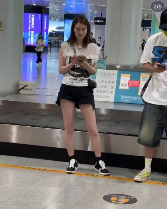 洪欣|网友偶遇洪欣张丹峰夫妇 机场同框互不理睬