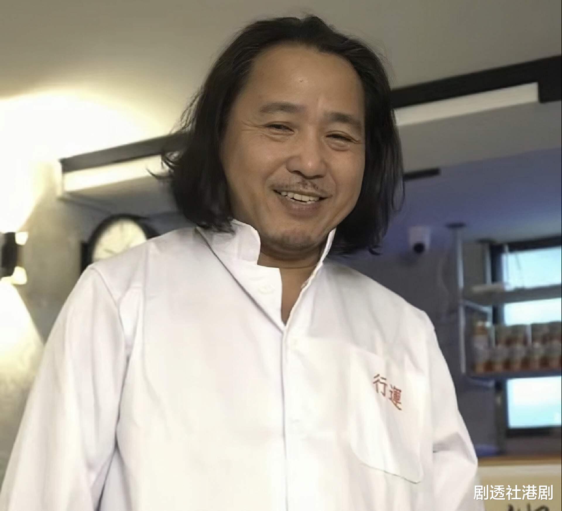 TVB俩知名男星在内地摆摊卖鱼蛋,一天赚800元,累到满头大汗