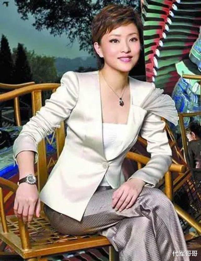 55岁杨澜近照曝光，头发花白弓腰驼背，被要求合影来者不拒！