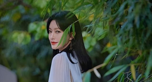 44岁秦岚高调官宣恋情! 承认两人同居, 34岁的魏大勋终于有名分了!