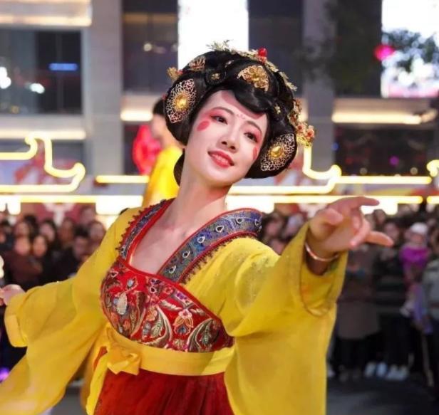 小姐姐|还记得“不倒翁小姐姐”吗？婚后工作遭群嘲，无奈晒近照道歉