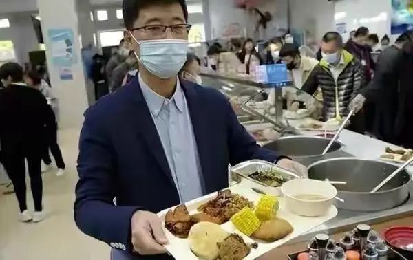 成都|公务员“2元餐”走红,引发网友不满