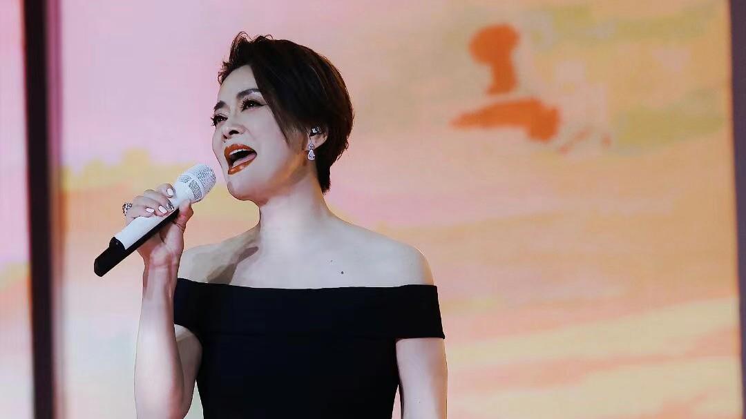 单依纯|三代人的回忆杀！单依纯演唱思念，歌声悠悠，像蝴蝶飞进我的窗口