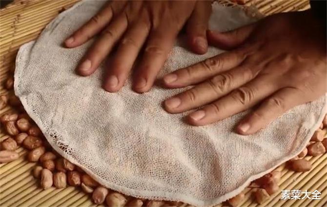 美食教程|今天才知道,油炸花生米不能先放油,学会这一招,酥脆焦香不返潮