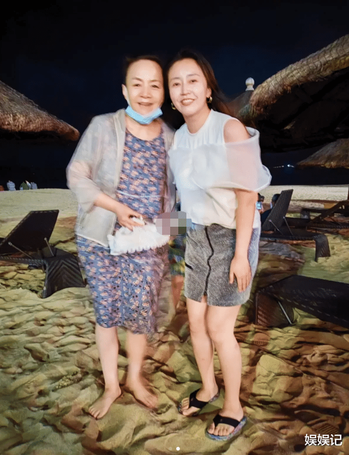 宋丹丹|巴图一家度假被偶遇,与富豪继父相处融洽,宋丹丹赤脚和粉丝合影