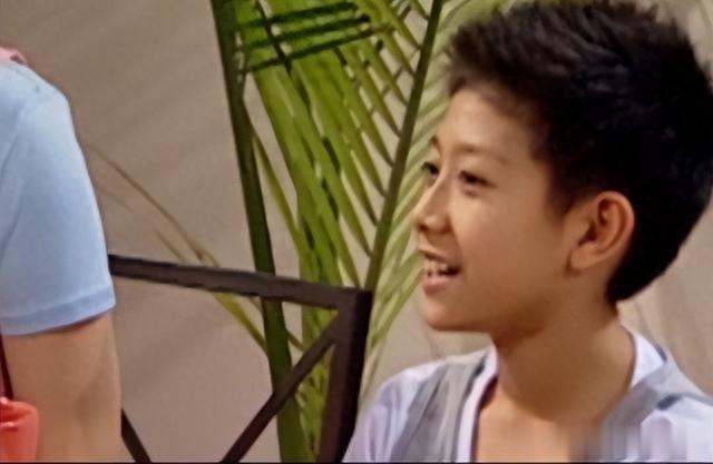 《家有儿女》中明目张胆的穿帮镜头，导演是认为观众看不见吗？