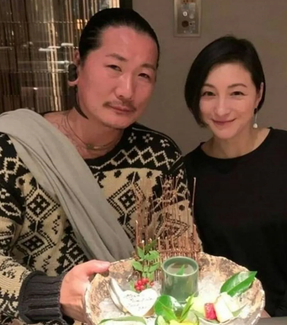 广末凉子宣布离婚,出轨后仍获3个子女抚养权,男方未表态惹同情