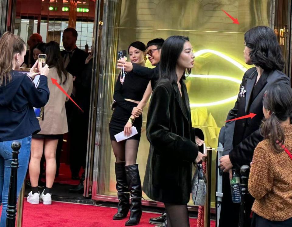 Lisa疯马秀第二场表演,杨颖、张嘉倪到现场捧场,高调举动引热议