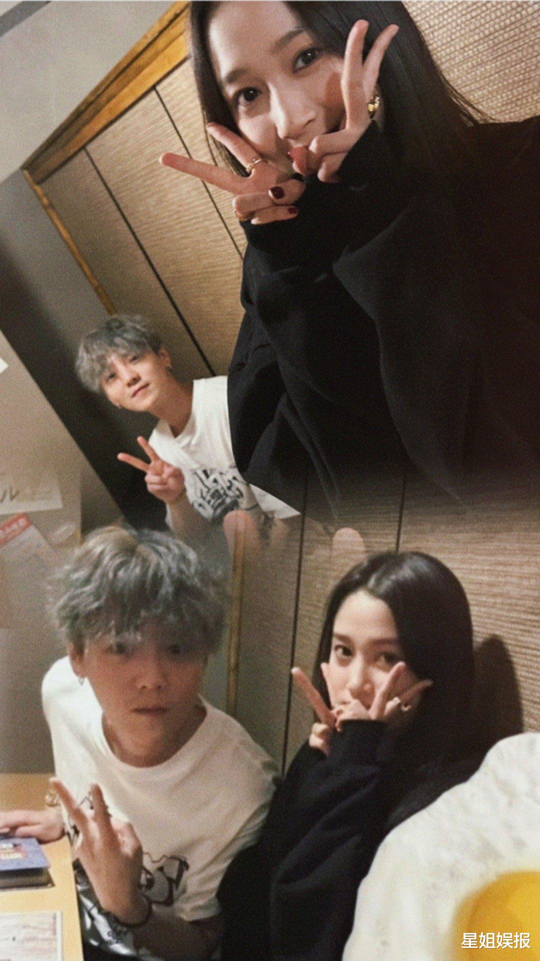 关晓彤她超爱!鹿晗巡演几乎每站都在,还穿情侣装在重庆路边吃面