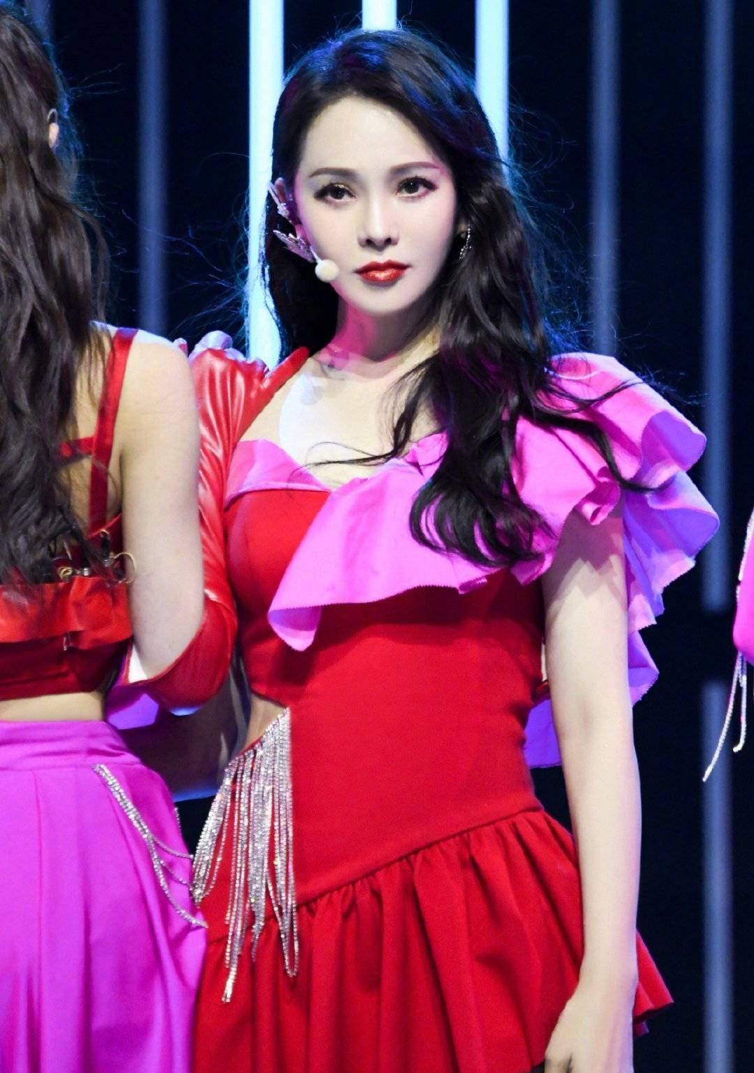 伊能静|55岁伊能静真大胆，穿低胸性感舞衣秀身材，不像孩子妈