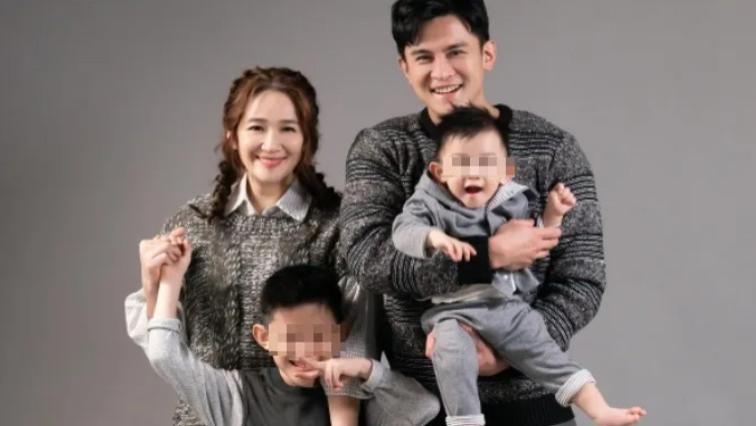 43岁女星自曝意外怀上三胎，丈夫反应微妙，连生两子都没婚礼