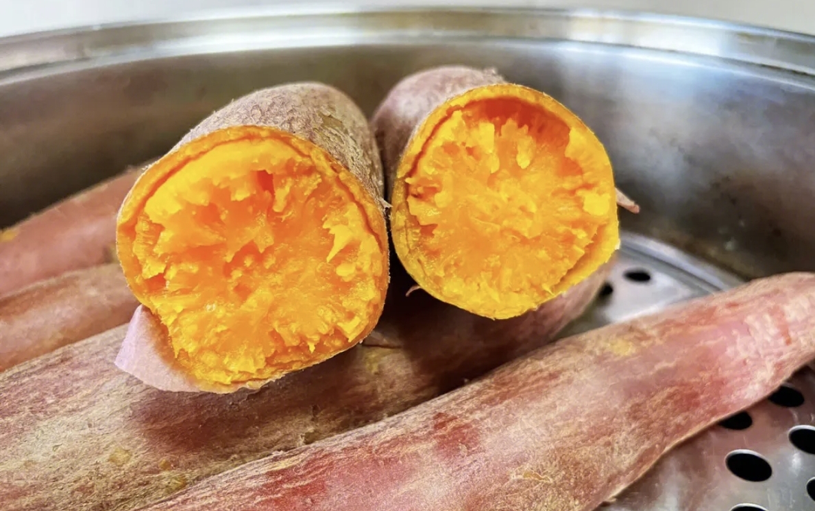 红薯|蒸红薯用上我这个小技巧，不仅又香又甜吃起来软软糯糯