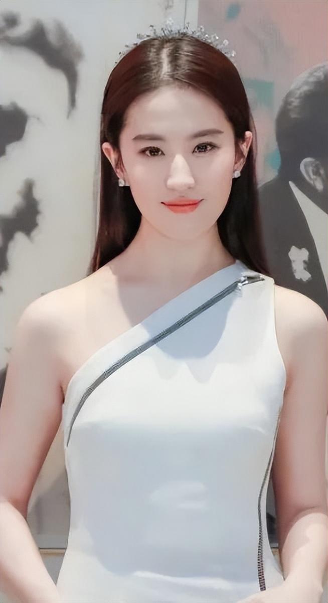 刘亦菲换了风格？这样的装扮出门，仙女形象顷刻间垮掉