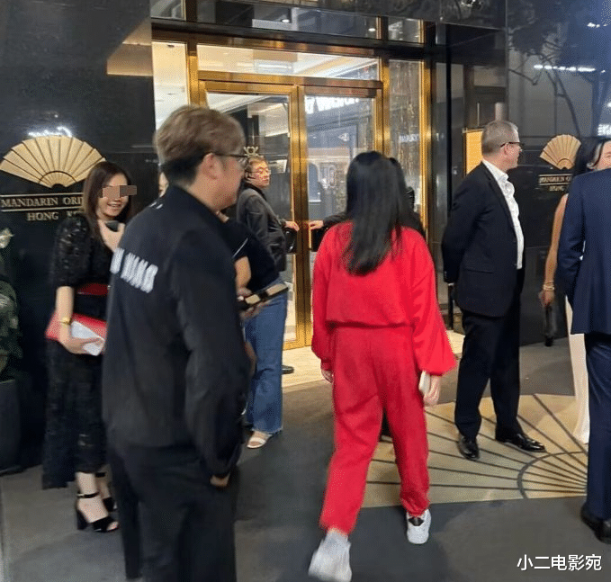 王岳伦一家亮相香港宴会,李湘身材大变样,王诗龄壮实如小男生