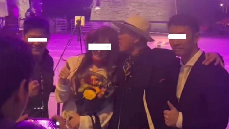 万梓良|65岁万梓良被骂为老不尊！当街强吻女粉丝，对方表情不悦满脸抵触