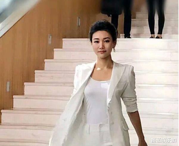 央视主持李梓萌和崔志刚擦出“火花”,众网友纷纷喊话