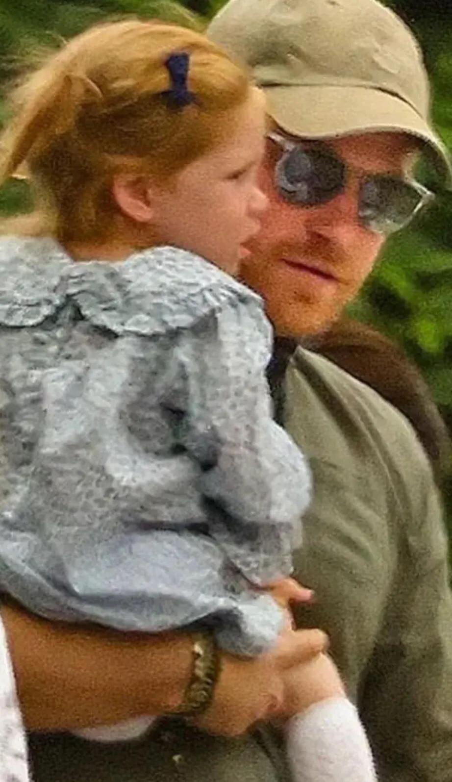 莉莉贝特公主新照来了！是金发，皮肤很白，长相和女王一模一样