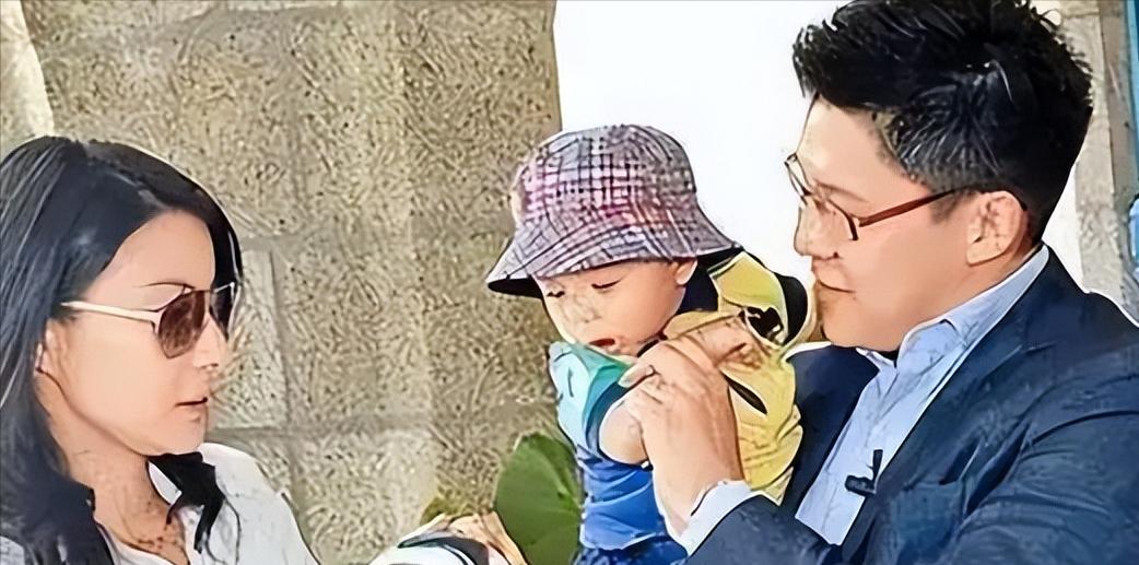 郭晶晶|郭晶晶罕见参加名媛聚会,站位边缘打扮格格不入,李嘉欣却在C位