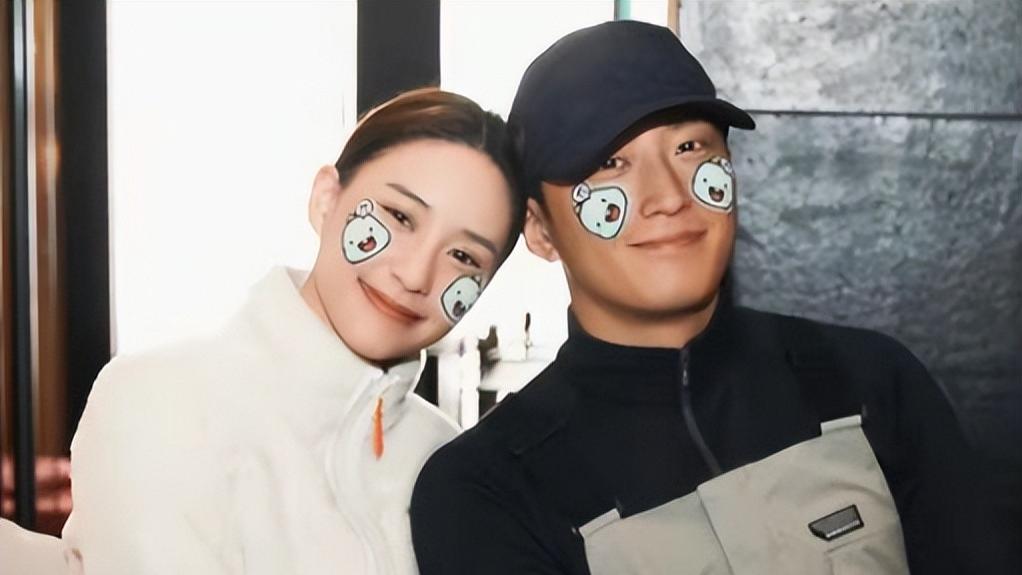 何超莲龙凤胎风波后首现身，素颜气色差显男相，像没发育好的学生