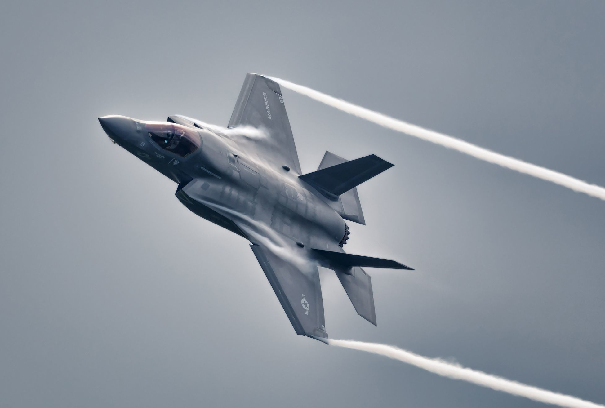 中国霹雳17远程空空导弹,改变空战规则,美军预警机胆寒的猎手!