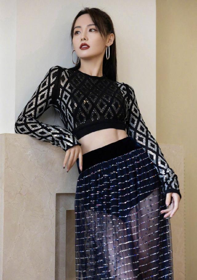 张嘉倪|张嘉倪穿亮片纱裙大秀小蛮腰!曼妙身材性感魅力猛增