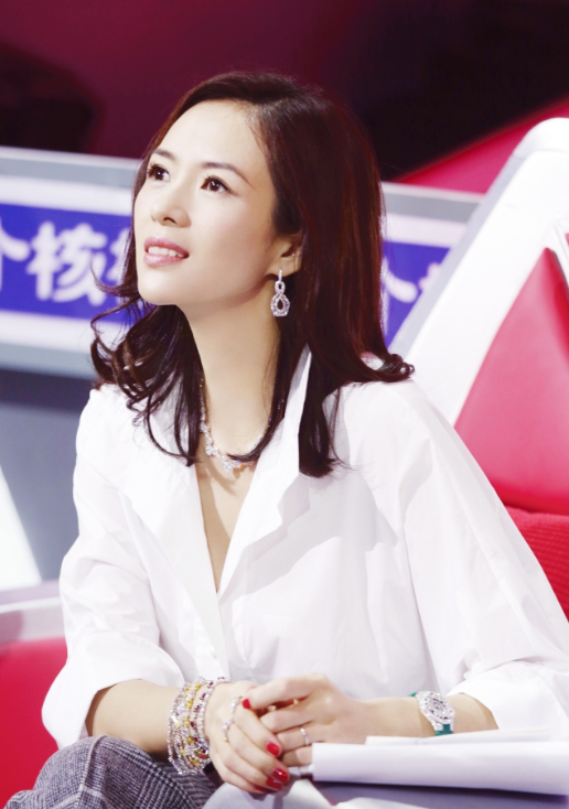 章子怡|44岁章子怡飞机上被偶遇!穿白衬衫配牛仔裤,一身蓝白配嫩翻了呀