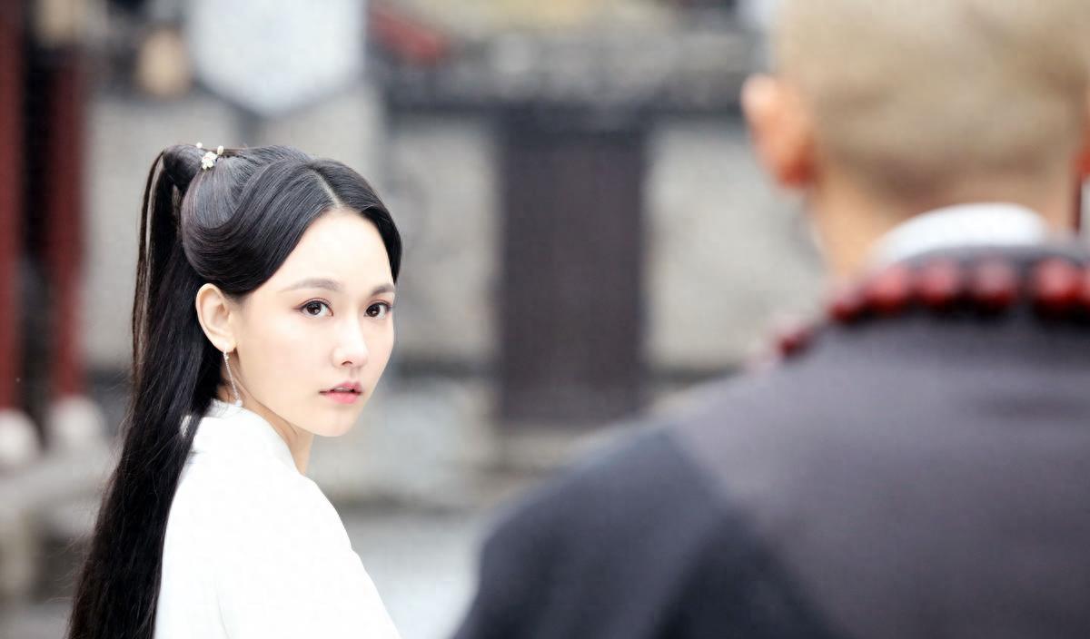 娱乐圈的极品“尤物”,三个“女海王”,背地里玩的一个比一个花