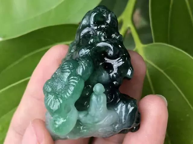 冲动买下的翡翠原石，开窗险些变种，剥皮取件却成就一番奇景