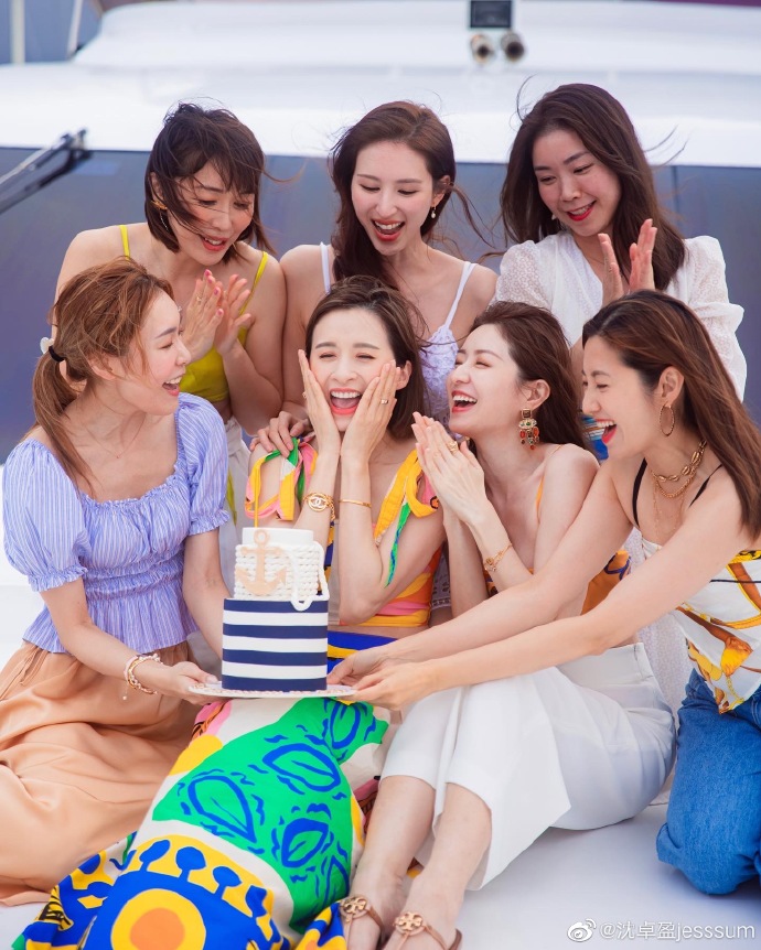 沈卓盈|沈卓盈晒全家福为儿庆生，夫妇俩送上甜蜜夹吻，2岁宝宝长相似爸