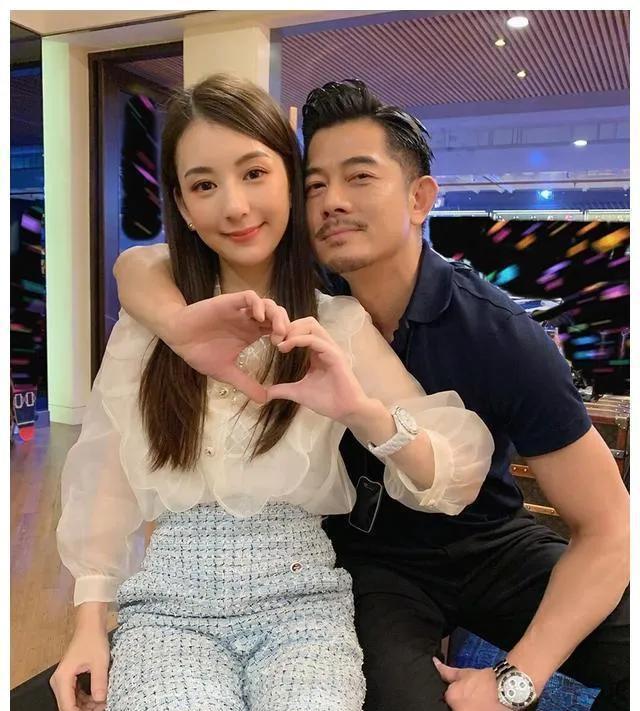 郭富城|57岁郭富城现身美国！一头黄毛满脸皱纹超显老，英语蹩脚照稿子念