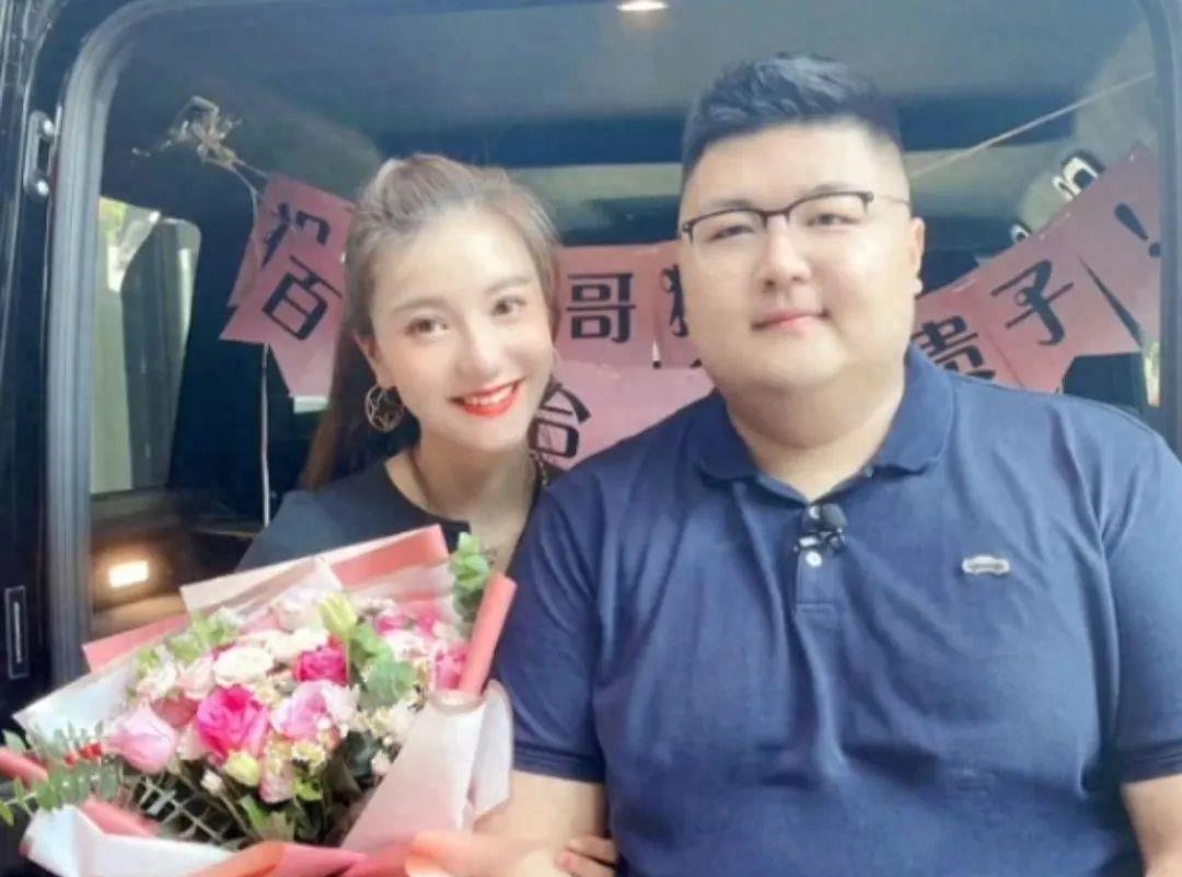 一周掉粉100w,贱卖妻子的化妆品,豪车仅卖7000,起底猴哥的翻车路