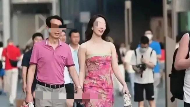 街拍|牵手门胡某勇被撤职，素颜照被扒，奢华生活超想象，知情人曝内幕