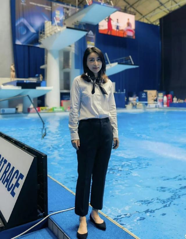 郭晶晶又美到国外去了,穿搭朴素简约,依旧是“全场焦点”