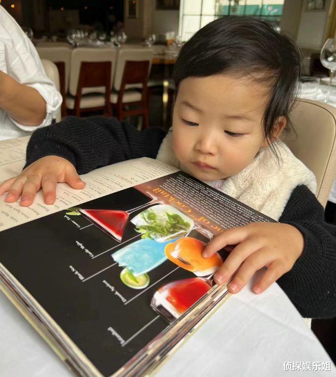 朱珠女儿近照曝光,2岁王珠宝遗传爸妈高个子,越长越好看