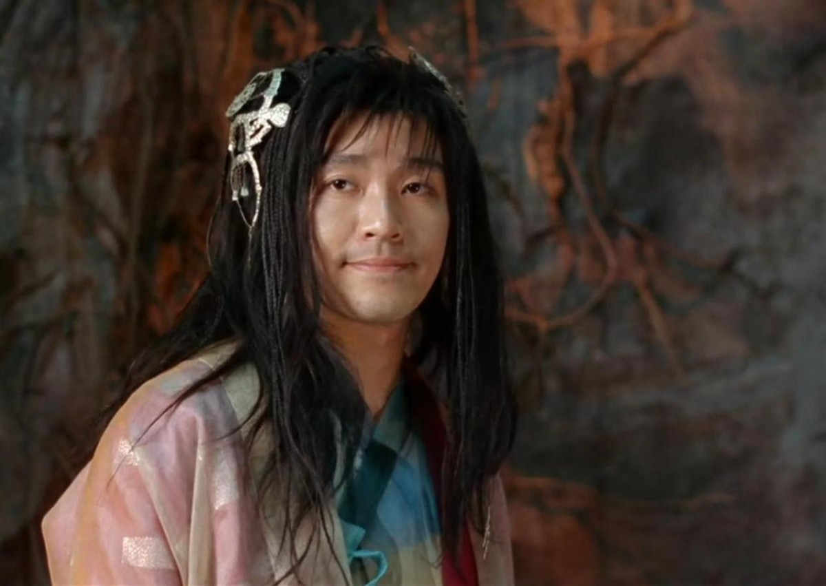 周星驰体验离子烫黑长直照片真“婀娜”！星爷扮女人正面照片并不少