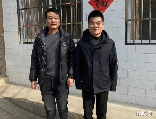 成名的烦恼！弟弟大婚，董宇辉回乡被排挤，只有狗和小孩跟他玩