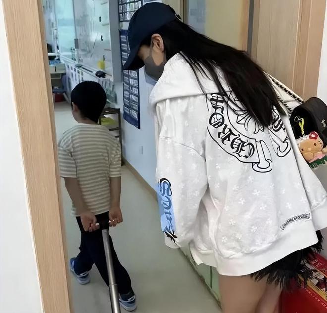 黄晓明出国游玩，Baby独自带儿子看病，状态憔悴像刚哭过！