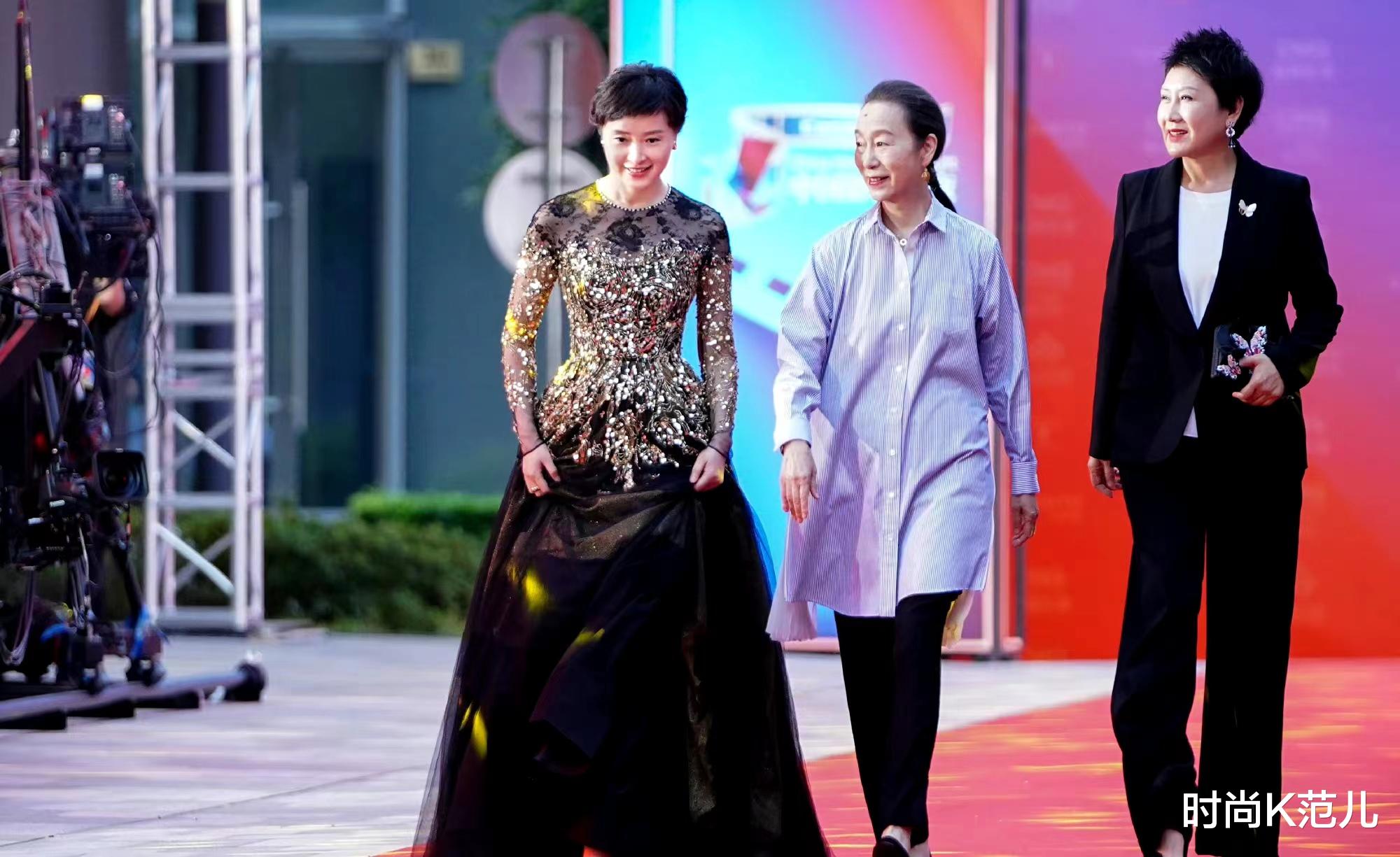 穿衣搭配 吴越亮相中国影视之夜，穿黑色刺绣亮片纱裙走红毯，端庄优雅！