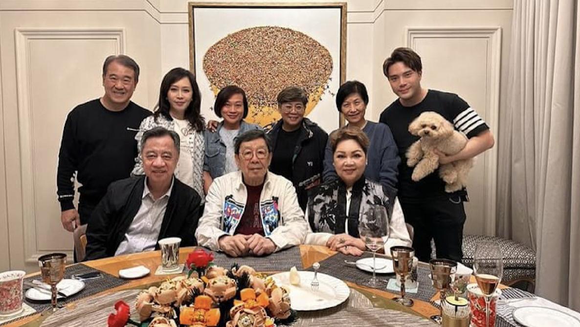 TVB|顾纪筠34岁继子家中设宴，合照91岁胡枫坐中间，TVB两大高层出席