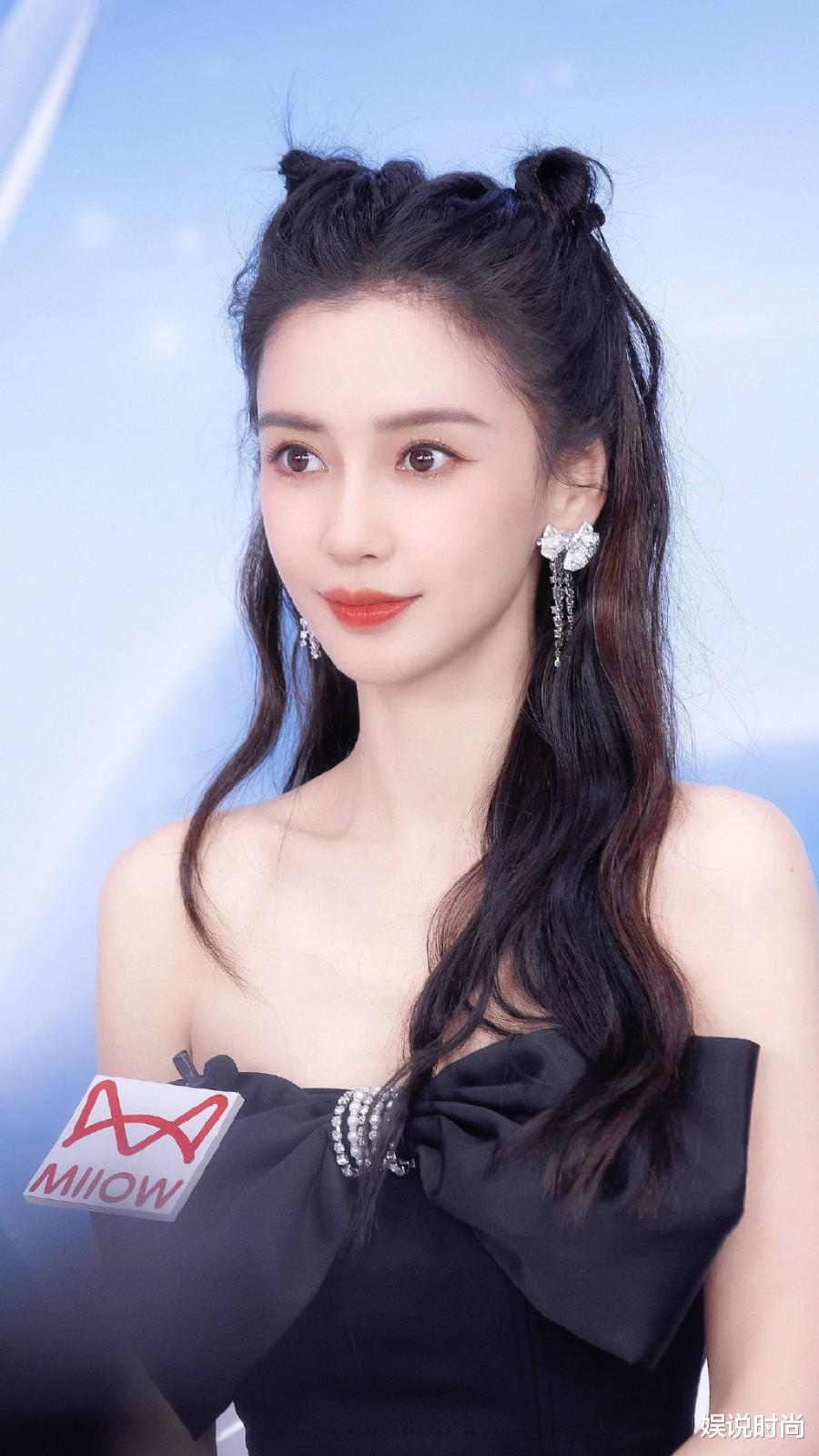 穿衣搭配 杨颖猫耳发型被热议！黑色蝴蝶抹胸搭配不规则半裙，少女感十足