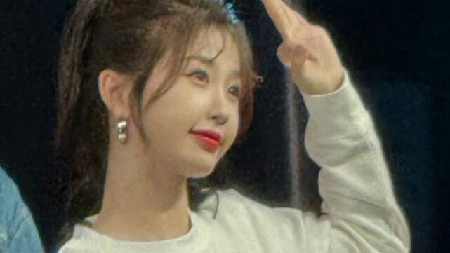 关晓彤虞书欣同框疑不合，两人全程无交流，关晓彤表情耐人寻味！