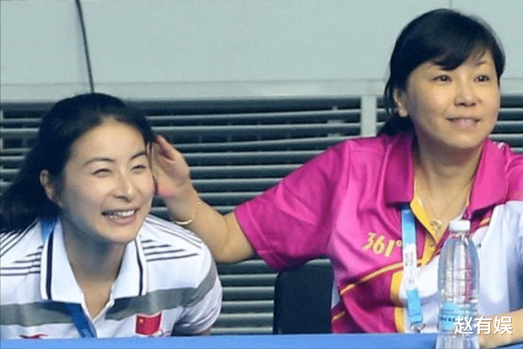 郭晶晶晒全家福为霍启刚庆生，豪宅大客厅曝光，满地衣服一片狼藉