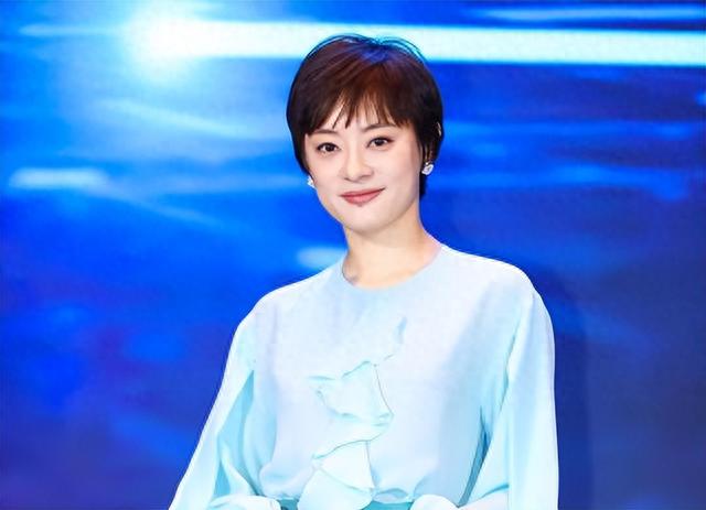 孙俪现身香港探亲被偶遇，凉鞋配长袜打扮独特，过度养生被吐槽