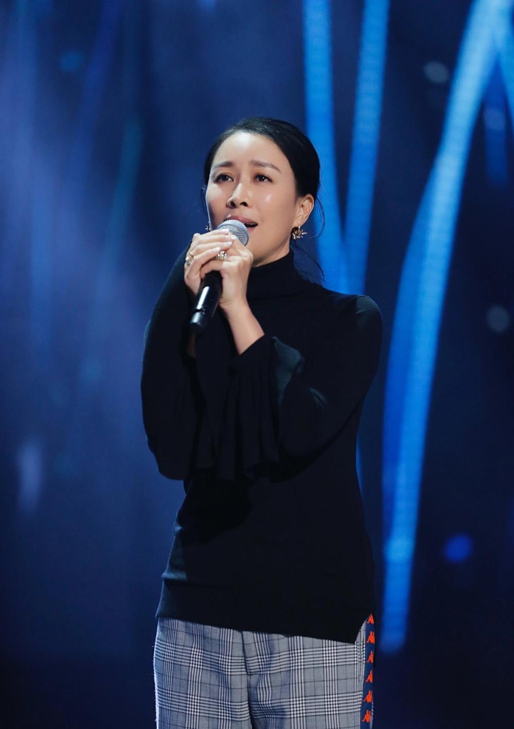 善恶终有报! 56岁“惨遭封杀、移民英国”的那英，彻底活成了笑话