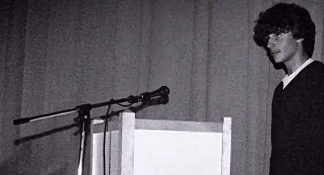 46岁马克龙光着膀子，一脸宠溺握着70岁布丽吉特的脚脖子，好甜蜜