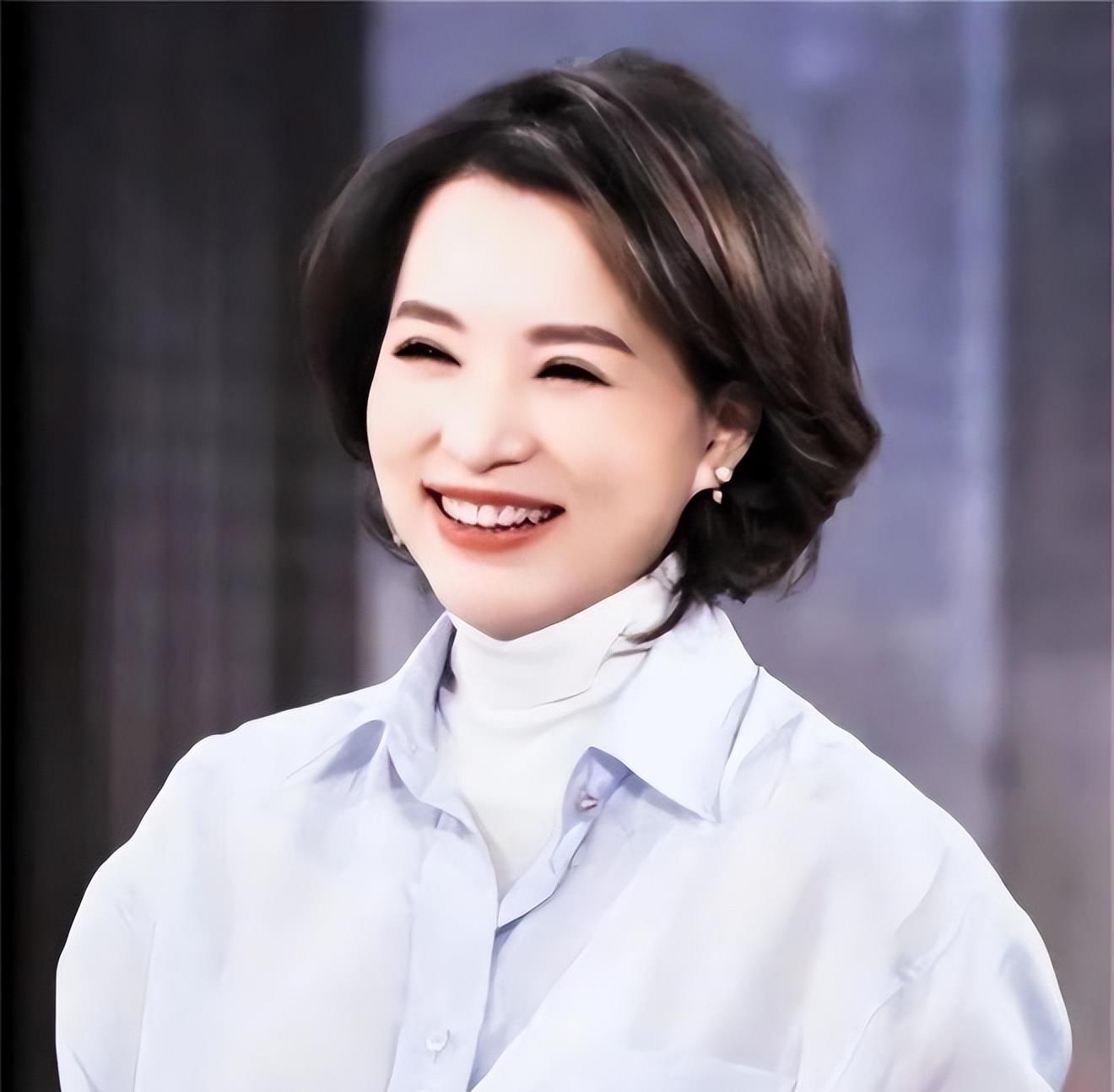 他是“央视败类”，抛弃妻子和董卿同居6年！因贪得无厌被央视开除