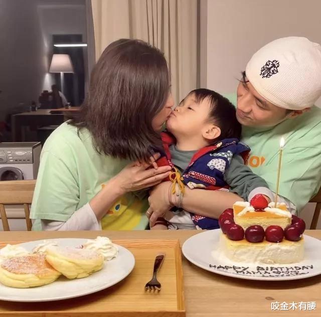 古巨基|日本商场偶遇古巨基，穿搭时尚不显岁数，与粉丝热情合影毫无架子