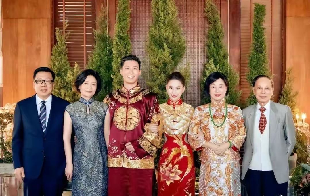 何超莲|何超莲大婚，赌王三太穿旗袍配6千万帝王翡翠出席，美得端庄大气