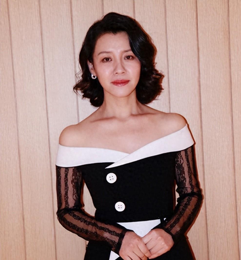 她与导演同居三年却惨遭抛弃,转身下嫁穷小子后,竟还翻身逆袭了!